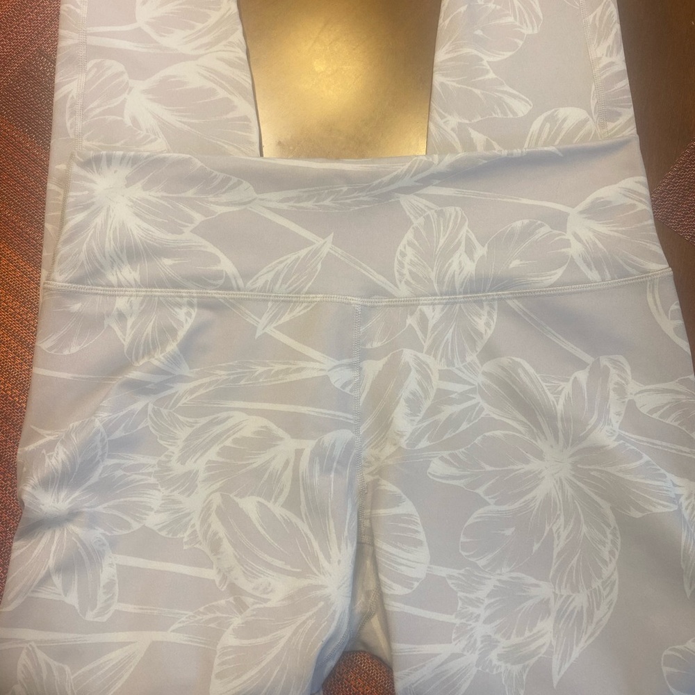 NWOT GURU ACTIVE HIGH WAIST GREY W/FLOWER OUTLINE SPORTS LEGGINGS SIZE XL